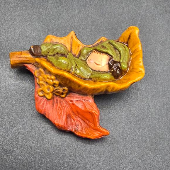 Hallmark 1978 Pixie Elf In Leaf Brooch Vintage Plastic Falll Jewelry - Picture 4 of 6